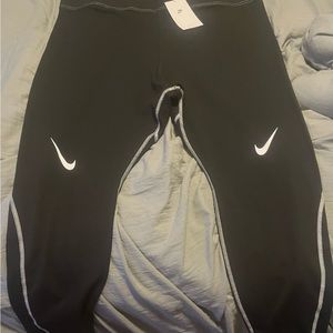 BRAND NEW!! Nike Women’s Tight Fit High Rise Full Length Leggings. DR6246-010